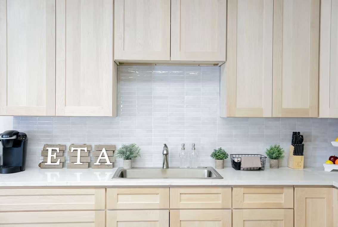 Versa Shaker kitchen with sink, tile backsplash and maple upper cabinets